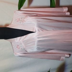 Vintage pink robe with flower details on the front. With belt